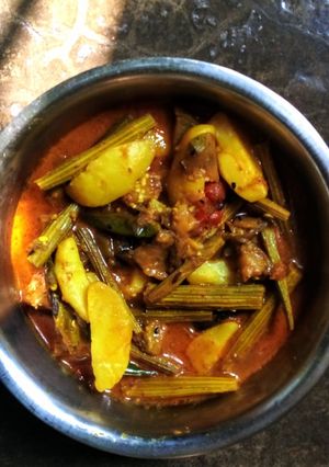 সজনে ডাঁটা আলুর তরকারি (sajne data aloor tarkari recipe in bengali) রেসিপির প্রধান ছবি