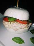 Burger di mozzarella con tonno, maionese, pomodoro e basilico