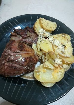 Una foto de Carne al horno con papas a la crema 😋