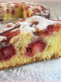 Foto di Torta soffice con lamponi e fragole senza glutine