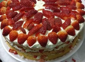 Foto de Bolo Recheado de Morango, Chantilly e Suspiro
