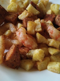 Una foto de Seitán con patatas fritas y gambas veganas