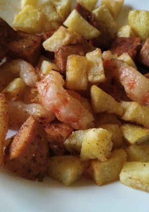 Una foto de Seitán con patatas fritas y gambas veganas