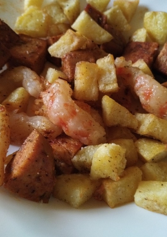 Una foto de Seitán con patatas fritas y gambas veganas