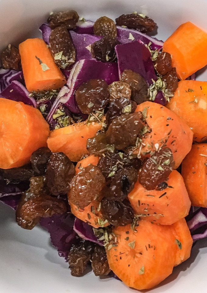 Una foto de Ensalada de lombarda y zanahoria