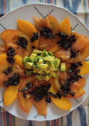 Una foto de Ensalada de melocotón en almíbar y salmón ahumado