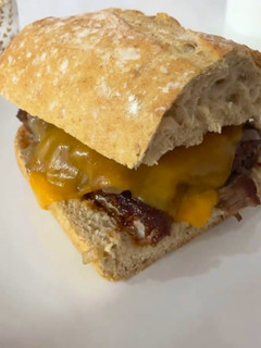 Una foto de Bocadillo de costilla bbq deshuesada
