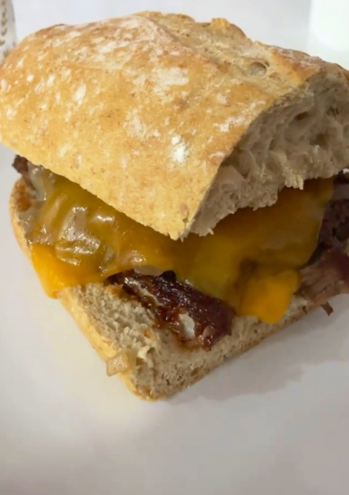 Una foto de Bocadillo de costilla bbq deshuesada