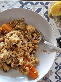 Una foto de Cous cous marroquí con verduras y pollo