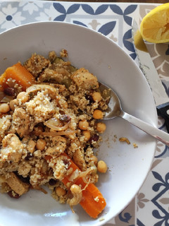 Una foto de Cous cous marroquí con verduras y pollo