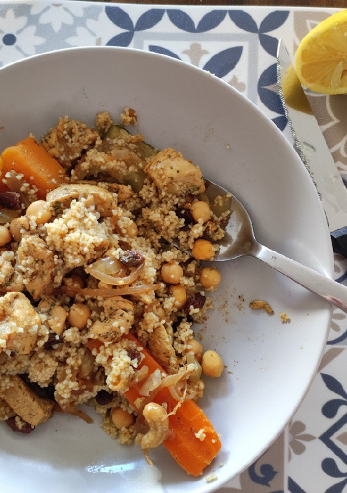Una foto de Cous cous marroquí con verduras y pollo