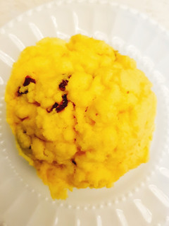 Una foto de Mug Cake de Coco con Arándanos