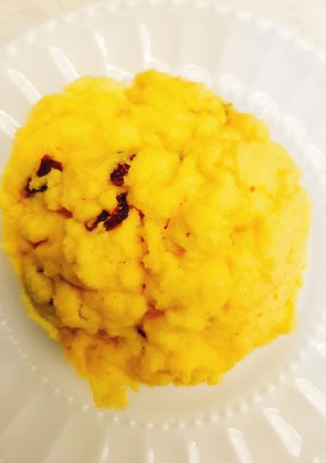 Una foto de Mug Cake de Coco con Arándanos