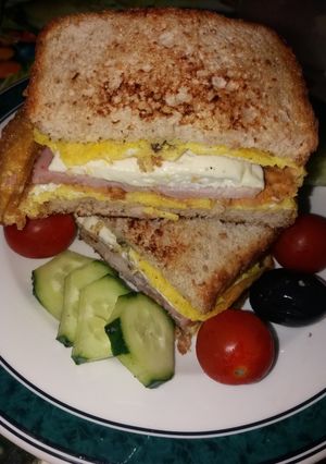 O poză a rețetei Sandwich cu ou, șuncă și brânză.
