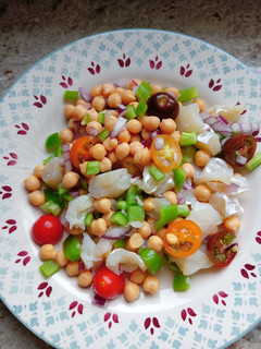 Una foto de Ensalada de garbanzos y bacalao