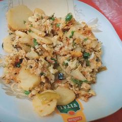 A picture of Potatoes and egg scramble.