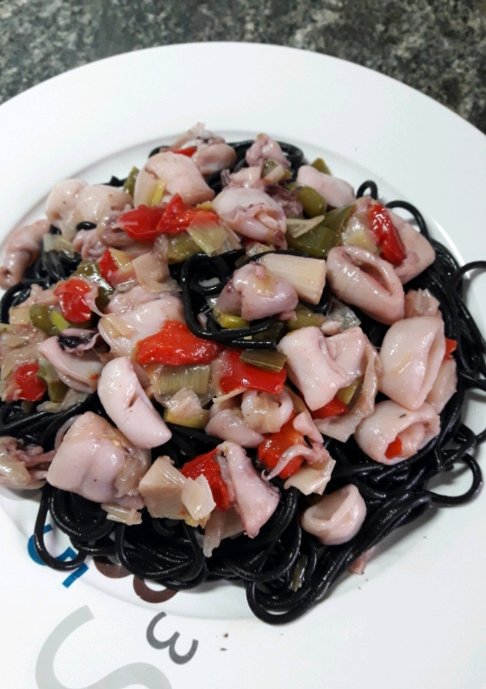 Una foto de Espaguetis de tinta marineros con verduras