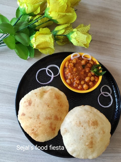 छोले भटूरे(chole bhature recipe hindi) रेसिपी मुख्य फोटो