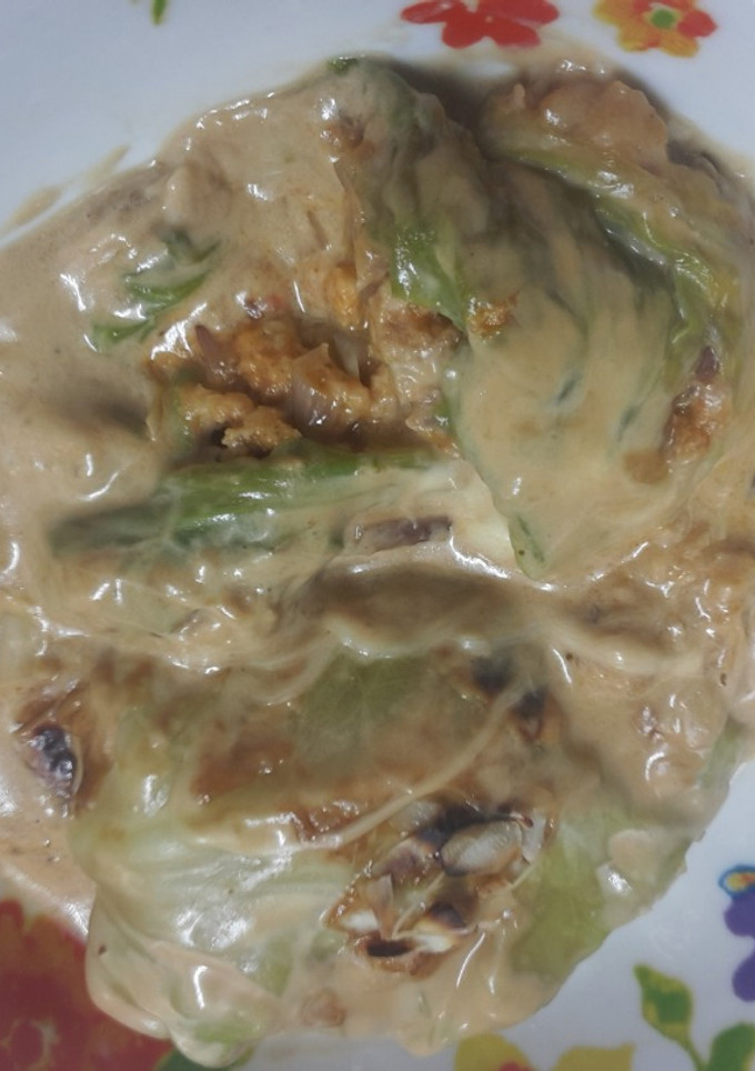 Una foto de Hojas de col rellenas de soja texturizada (con salsa al jerez, almendras y queso)