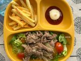 Món cho bé: Salad trộn thịt bò và Khoai tây chiên lắc phô mai