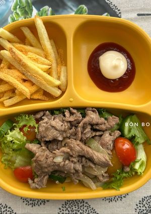 Hình của món Món cho bé: Salad trộn thịt bò và Khoai tây chiên lắc phô mai.