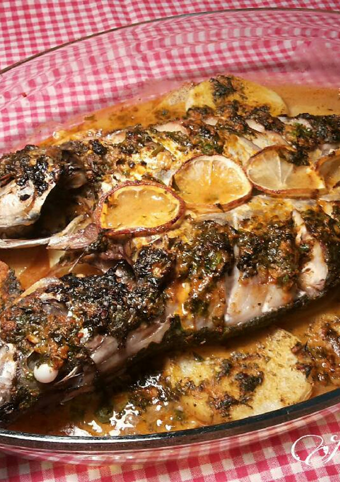 Una foto de Jurela en salsa de limón y hierbas aromáticas especadas