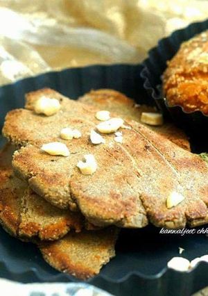 A picture of Gud bajre ki roti.