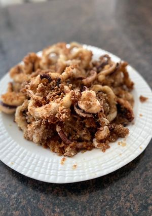 A picture of Spicy fried squid.