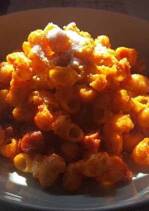 Una foto de Macarrones con tomate y chorizo