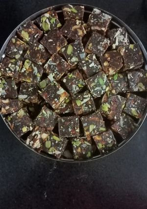 ખજૂર અંજીર પાક (Khajoor Anjeer Paak Recipe In Gujarati) રેસીપી મુખ્ય ફોટો