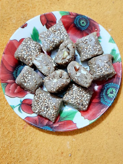 तिल मावा रोल (Til mawa roll recipe in Hindi) रेसिपी मुख्य फोटो