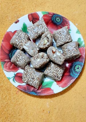तिल मावा रोल (Til mawa roll recipe in Hindi) रेसिपी मुख्य फोटो