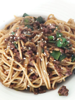 Una foto de Fideos con salsa de maní Thai