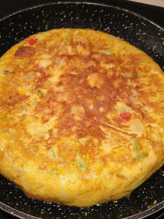 Una foto de Tortilla de papas con verduritas🥕🥔🥒🥓🍠