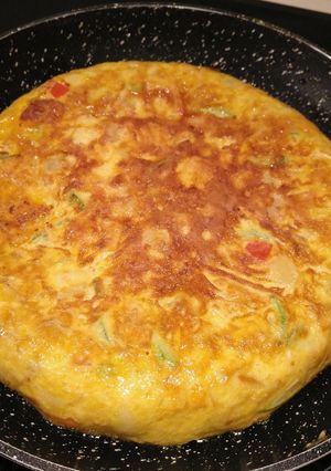 Una foto de Tortilla de papas con verduritas🥕🥔🥒🥓🍠