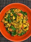 Aloo saag tareko 🥔 Nepalisische, knusprige Kartoffeln & würziger Spinat aus der Pfanne [Vegan]
