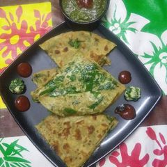 A picture of Palak cheese paratha.