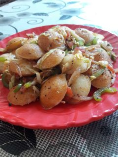 मसाला इडली फ्राई (masala idli fry recipe in Hindi) रेसिपी मुख्य फोटो