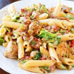 A picture of Cheesy Chicken Bacon Broccoli Pasta Recipe.