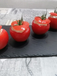 Foto di Pomodori ripieni di tonno, uova e maionese