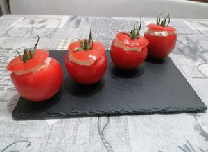 Foto di Pomodori ripieni di tonno, uova e maionese