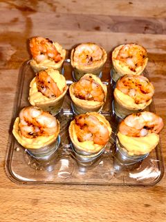 Una foto de Conos de sésamo con salsa Cocktail y gambas