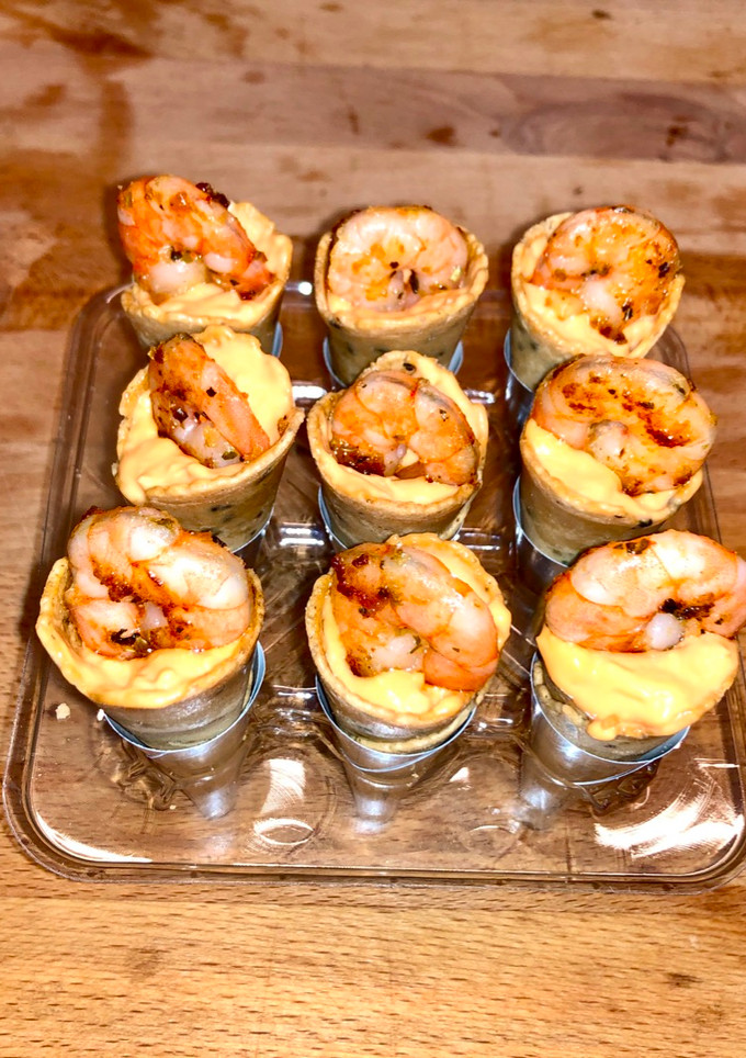 Una foto de Conos de sésamo con salsa Cocktail y gambas