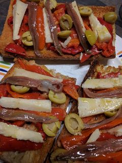 Una foto de Coca de anchoas y pimientos rojos