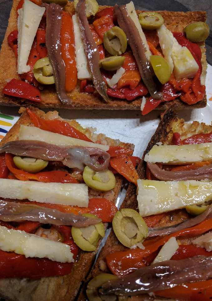 Una foto de Coca de anchoas y pimientos rojos