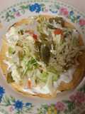Tostadas con ensalada de repollo nopales y pico de gallo