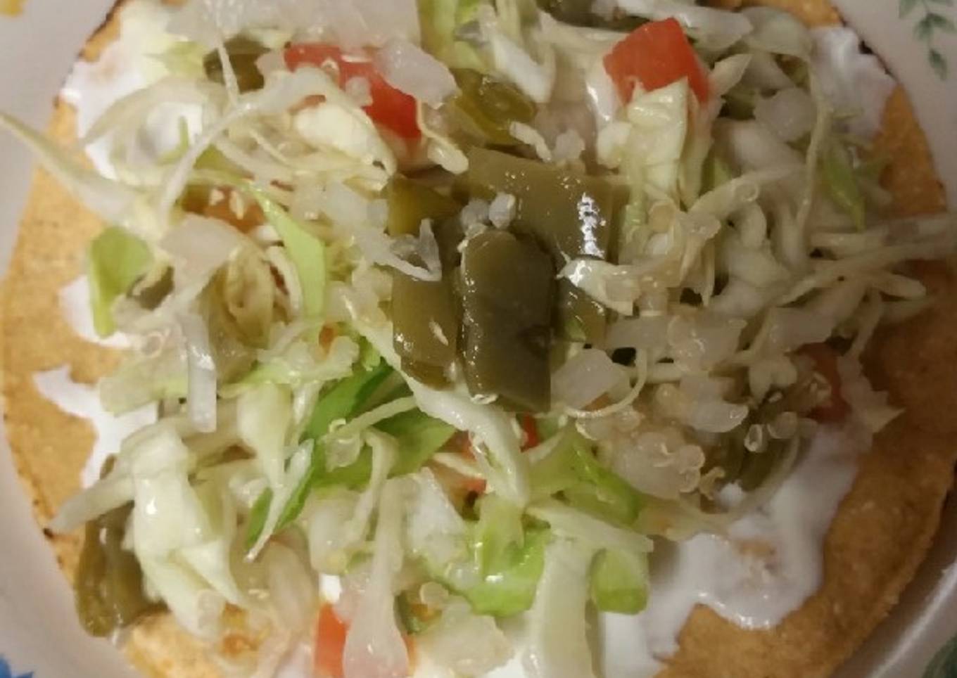 Tostadas con ensalada de repollo nopales y pico de gallo