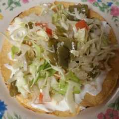 Foto principal de Tostadas con ensalada de repollo nopales y pico de gallo