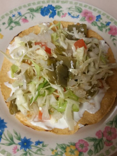 Una foto de Tostadas con ensalada de repollo nopales y pico de gallo