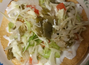 Una foto de Tostadas con ensalada de repollo nopales y pico de gallo